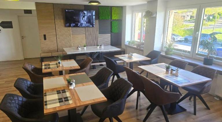 Serviced apartment with yard & patio | Pet-friendly — photo 2