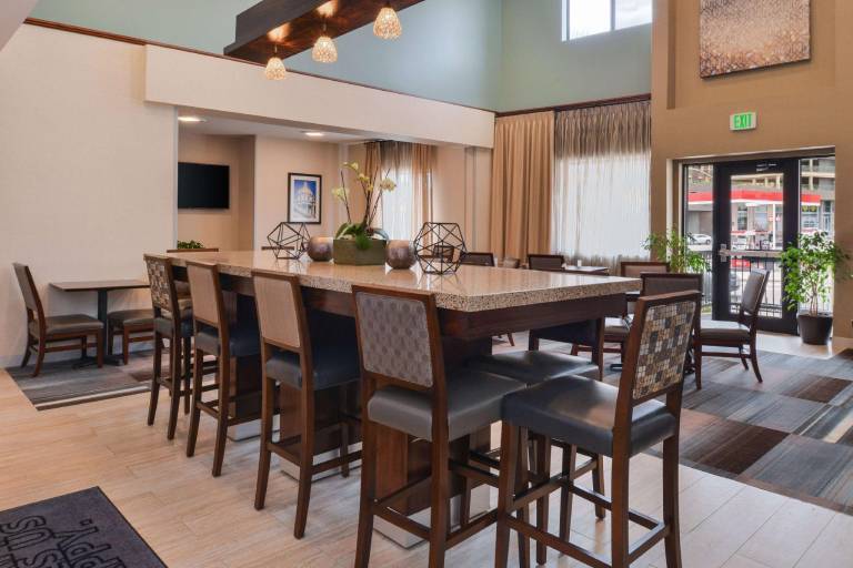 Hampton Inn & Suites Denver-Speer Boulevard — photo 2