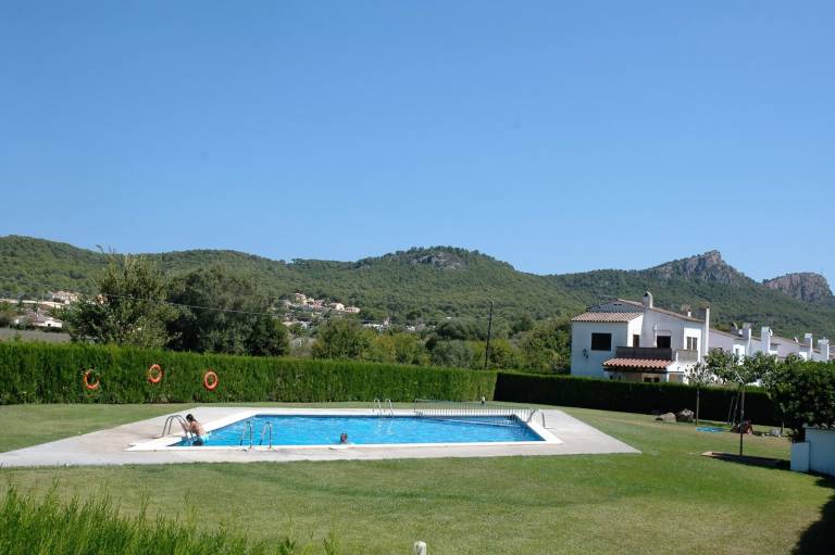 House with terrace, yard & pool | Pet-friendly — photo 3