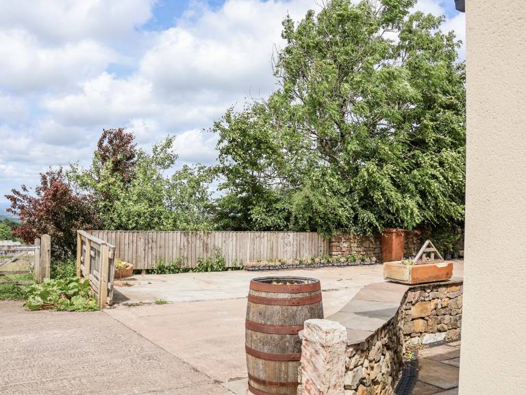 Cottage with yard — photo 4