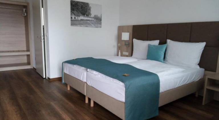 Bed & Breakfast  Worms