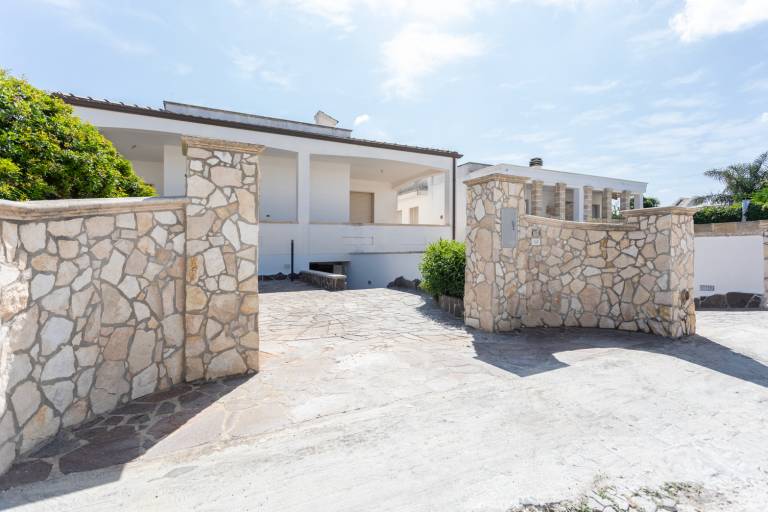 Family-friendly holiday apartment with barbecue, yard & patio | Pets are welcome in Alliste