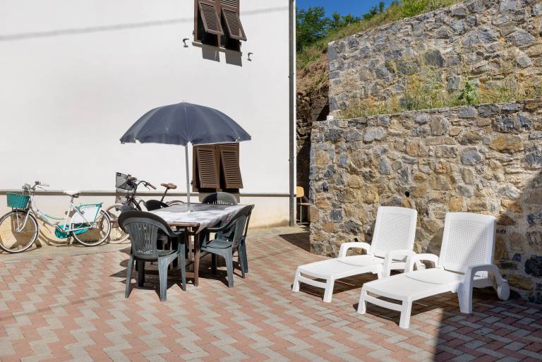 Holiday Home 'La Casa Sul Lago' with Sea View, Private Garden and Wi-Fi in Savona