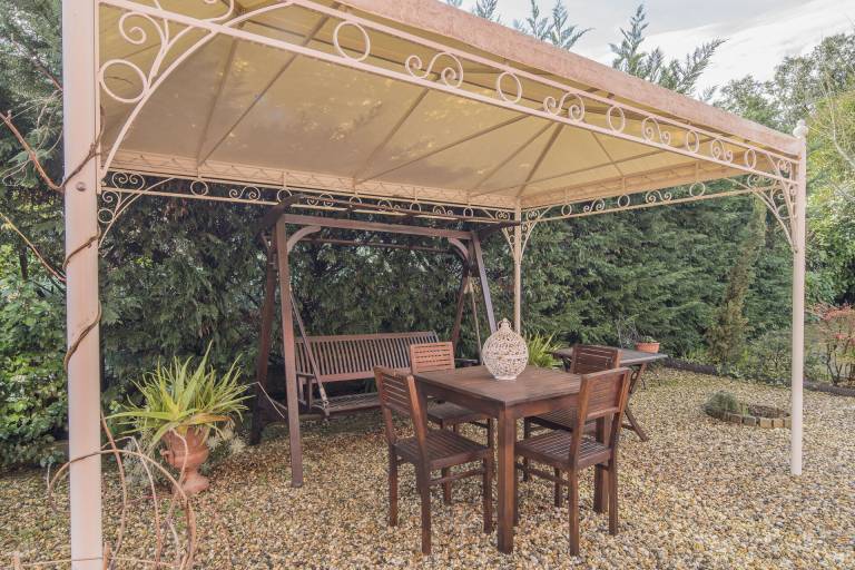 Villa with barbeque & yard — photo 4