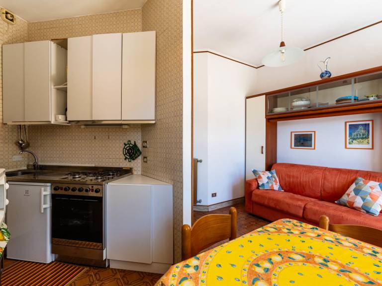 Apartment with patio & yard | Sea view — photo 4