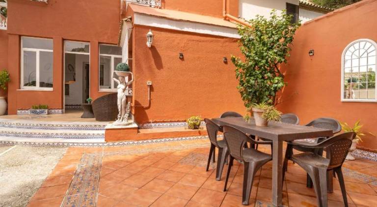Vacation home with pool, patio & garden — photo 4