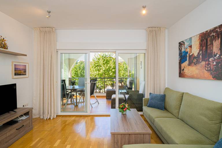 Fully equipped beautiful holiday apartment with patio, yard & pool | Mountain view | Dogs allowed — photo 5