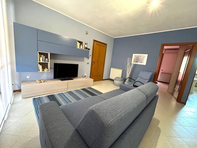 Rental apartment with patio — photo 2