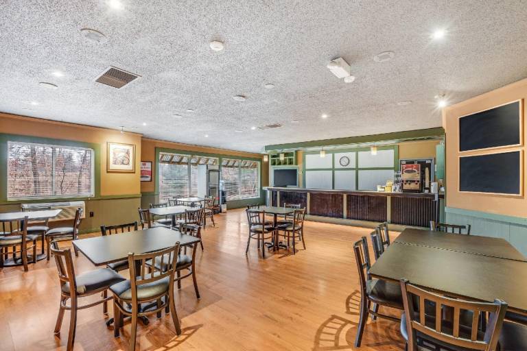 Econo Lodge Whitehall near Michigan's Adventure — photo 2