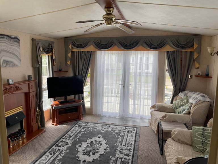 Children-friendly lodge with yard & barbeque | Lake view | Dogs allowed — photo 2