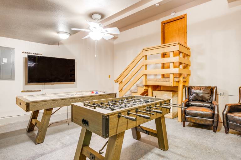 Hot Tub & Game Room: Spacious Big Bear Lake Cabin — photo 2
