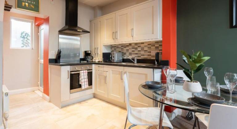 2 Bed Mid-Terrace House with Free Parking — photo 3