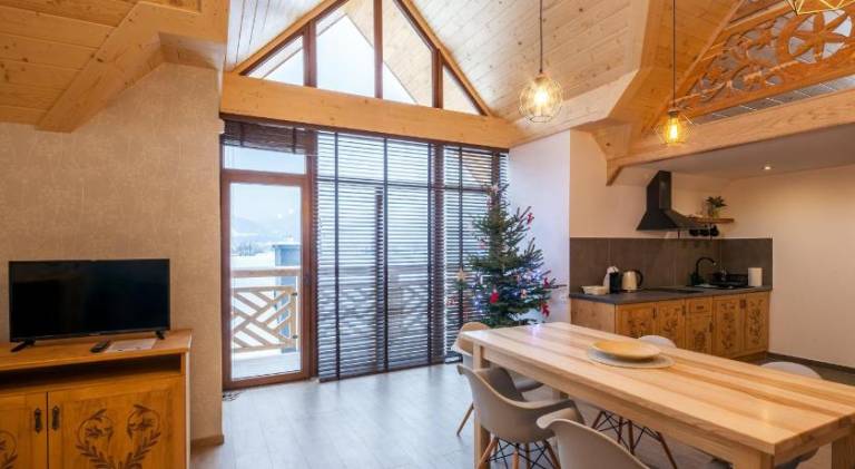 Chalet with BBQ, garden & patio — photo 2