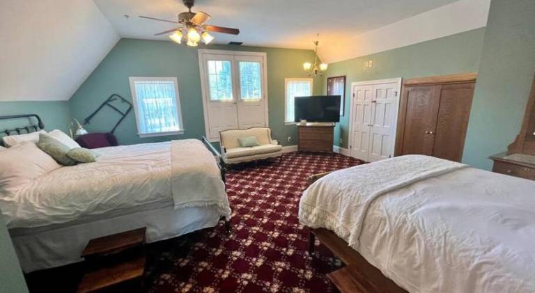 Best of My Love - CA King Size Bed - Sleeps 2-4 — photo 5