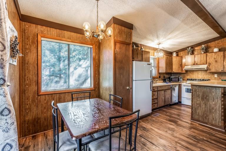 Pine View Lodge – Walk to Midtown & Trails — photo 5