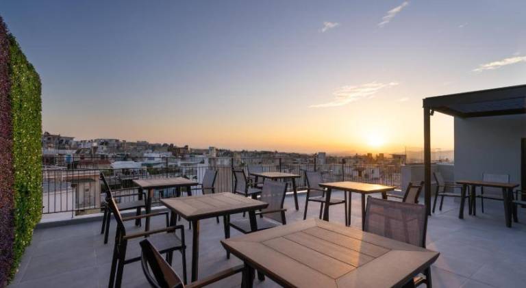 Wonderful serviced apartment with patio | Pets allowed — photo 4