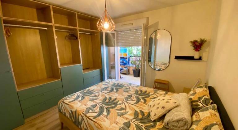 West Nice Ground-Floor one Bedroom Apartment with Parking, Garden, Pool in Nice