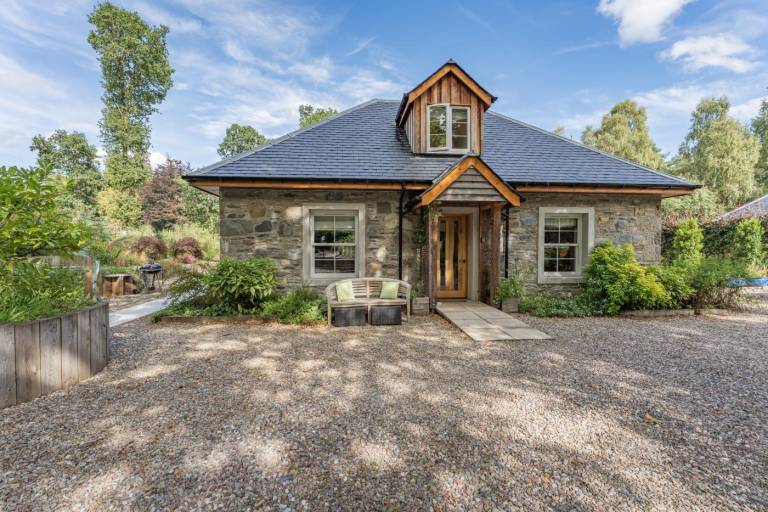 Family-friendly cottage with hot tub, BBQ & yard | Dogs allowed in Perth