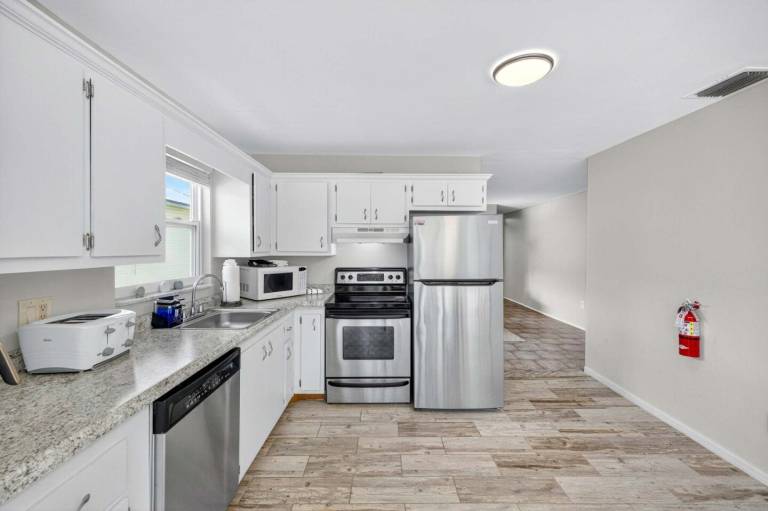 Sand Dollar sleeps 5 Pool 1 Block to Beach — photo 4