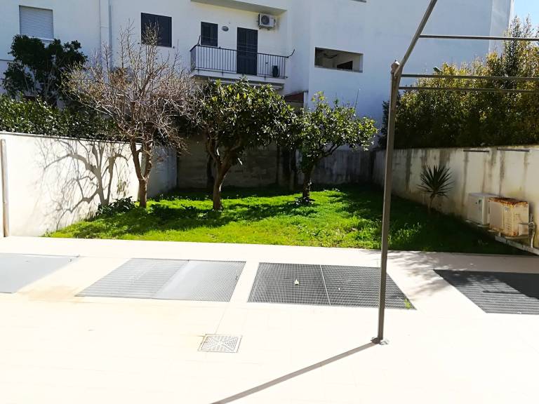 Apartment with yard — photo 4