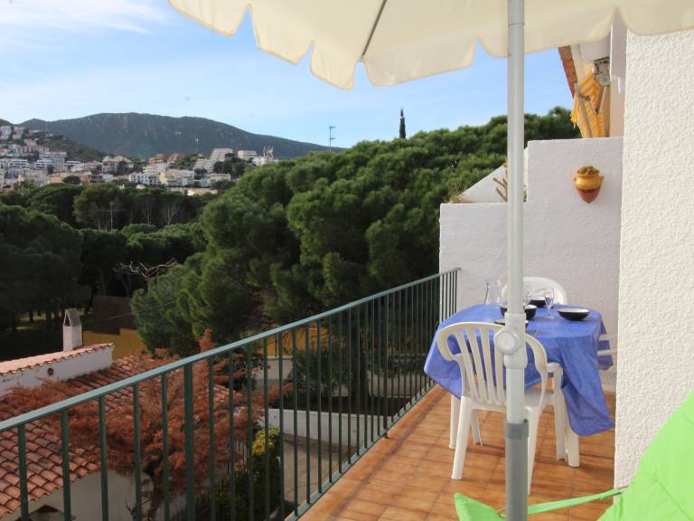 Cozy Apartment 100m from Beach with Private Garage — photo 2