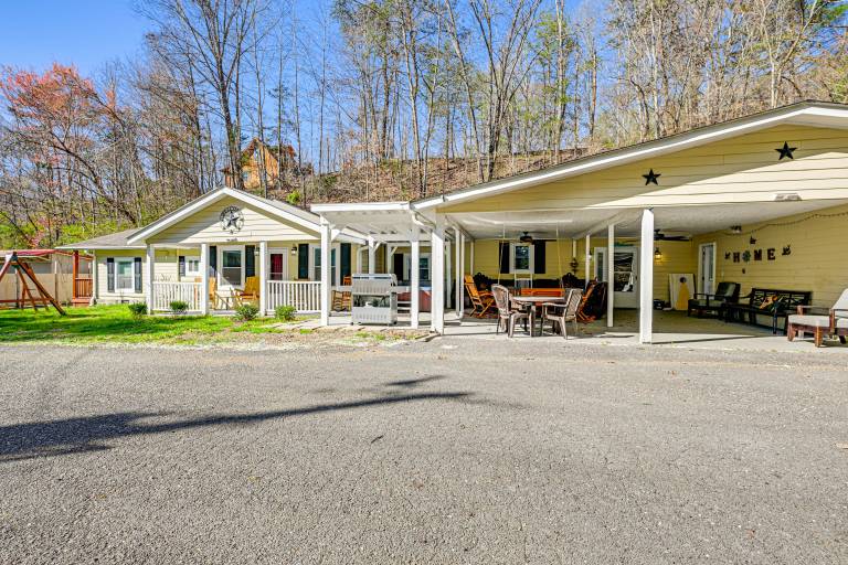 1 Mi to Dollywood: Home w/ Hot Tub & Grill — photo 2