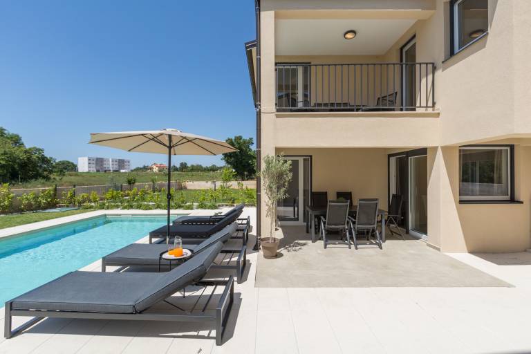 Vacation home with pool — photo 4