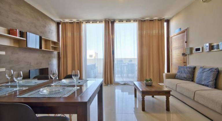Apartment with hot tub in St. Julian's