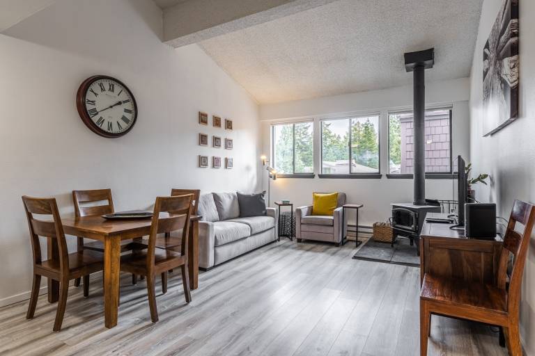 Summit 256 - Top Floor Summit 1 Bedrm 1 Bathrm Condo Close to Little Eagle Lodge Sleeps 4 in Mammoth Lakes, CA