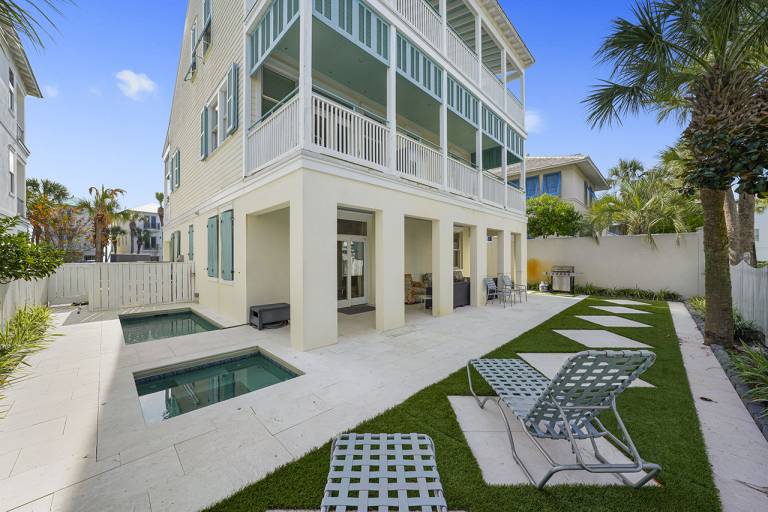 Vacation home with private pool & barbecue | Beach view in Miramar, FL