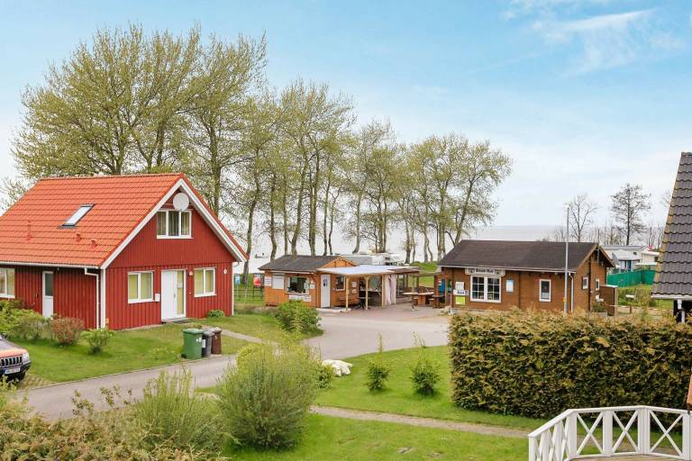 Vacation home with jacuzzi, sauna & patio — photo 2