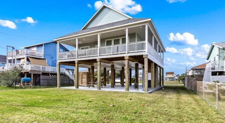 Fully equipped big house with hot tub, yard & grill | Pet-friendly — photo 4