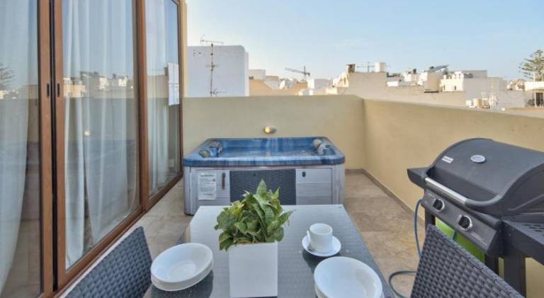 Apartment with hot tub — photo 4