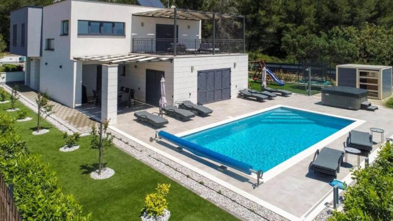 Fully equipped nice vacation home with terrace, yard & jacuzzi | Close to the beach | Pets are welcome — photo 2