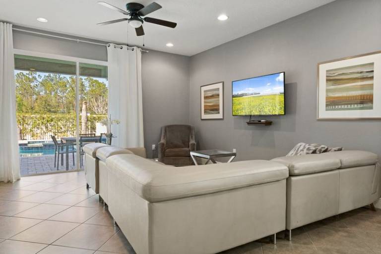Vacation home with jacuzzi, yard & private pool — photo 4