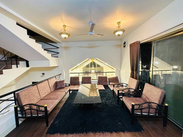 Bungalow with pool, BBQ & yard — photo 4