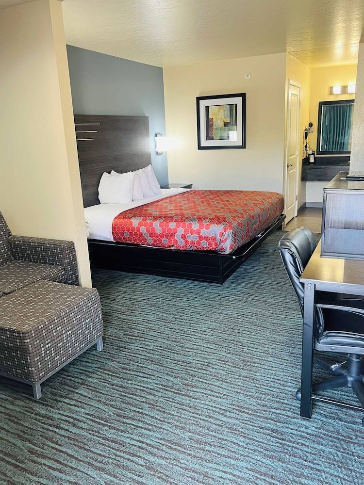 Motel Pine to Woodrow