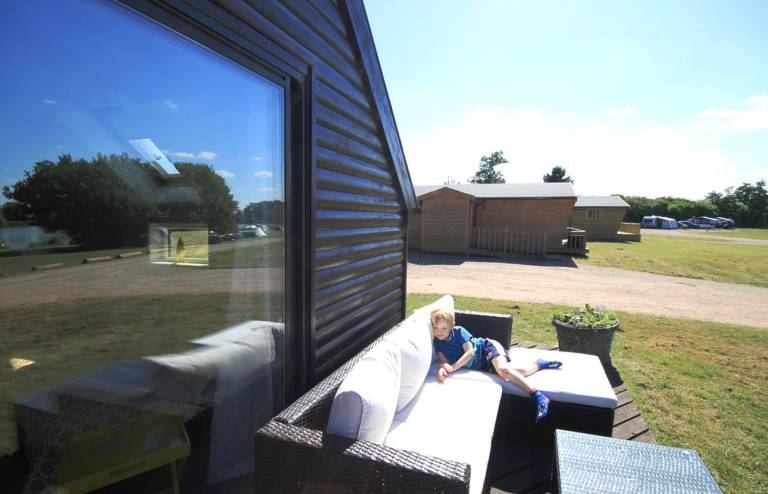 Pet-Friendly Cabin Rental by a Lake near Birmingham, England — photo 5