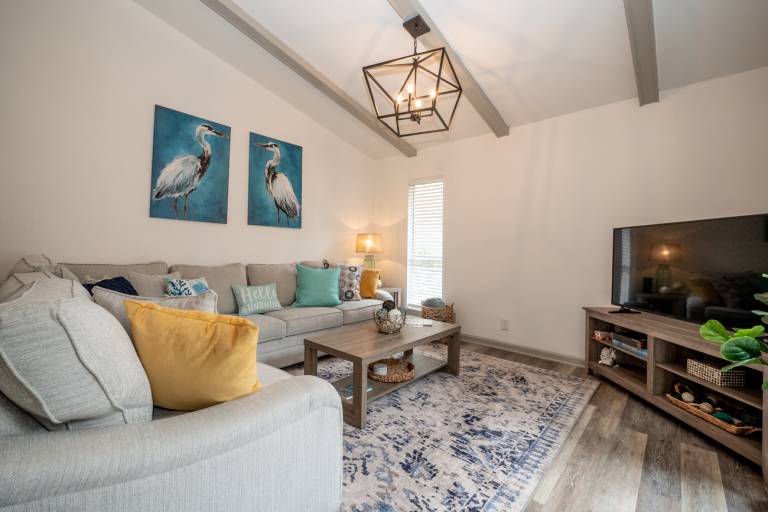 55 Lawton: Pet Friendly, Modern Luxury, Remodeled Sea Pines Home. Free Bikes — photo 2