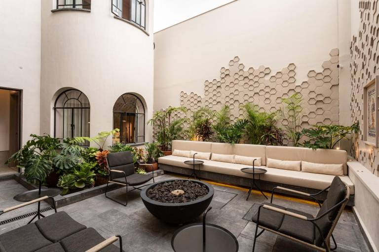 Serviced apartment with patio & yard | Pets allowed — photo 2