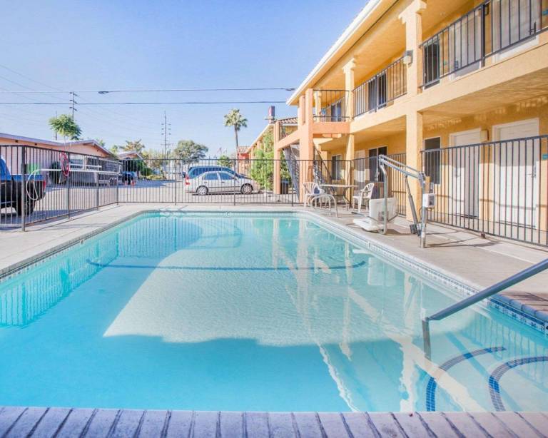 Econo Lodge Inn & Suites Lodi - Wine Country Area — photo 5