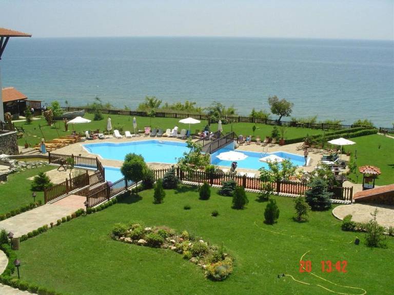 Rental apartment with barbecue, garden & private pool in Sveti Vlas