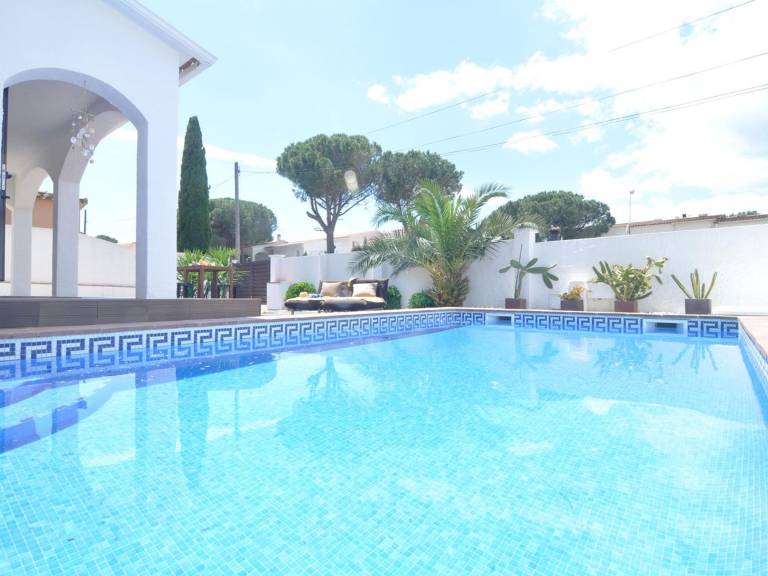 Villa with garden, private pool & BBQ — photo 3