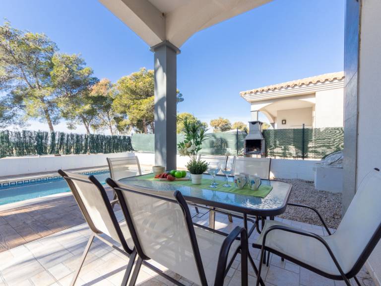 Children-friendly wonderful vacation home with terrace, yard & private pool | Pets allowed — photo 3