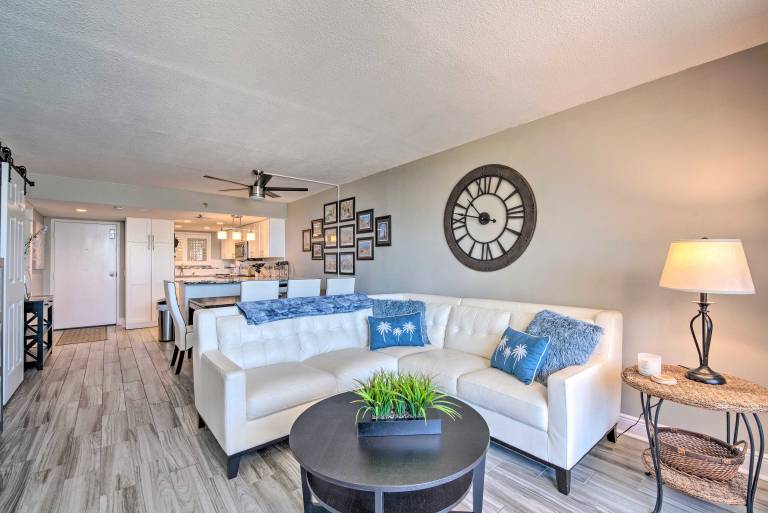 Relaxing Hudson Condo Steps from the Pool