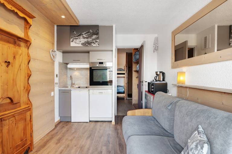 Cozy 52m² Apartment A - Ski-in/Ski-out Access, Balcony & Wi-Fi in Alpe d'Huez — photo 2