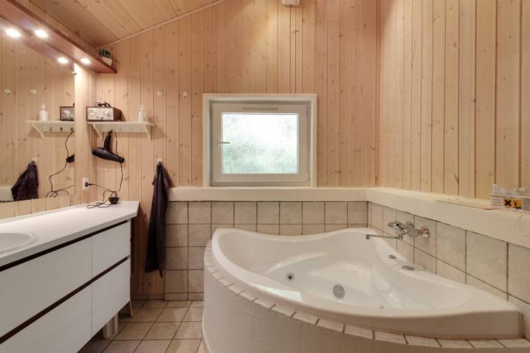Fully equipped house with jacuzzi, patio & sauna | Pets are welcome — photo 3