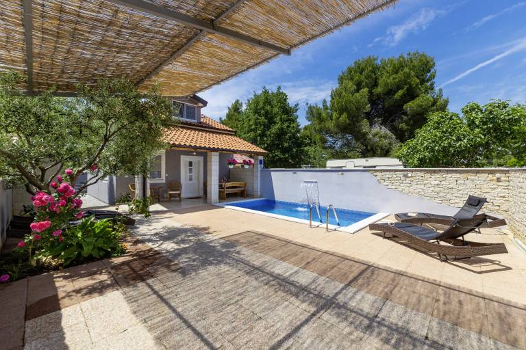 Fully equipped wonderful vacation home with yard, patio & private pool | Sea view | Pets allowed — photo 4