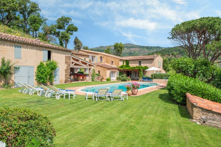 Children-friendly villa with barbecue, pool & yard | Pets allowed — photo 3