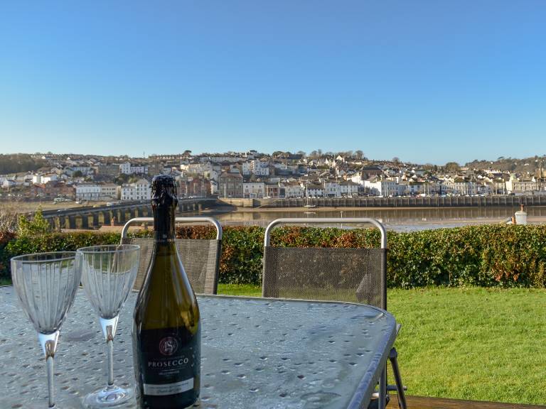 Cottage with barbecue, garden & patio | River view in Bideford